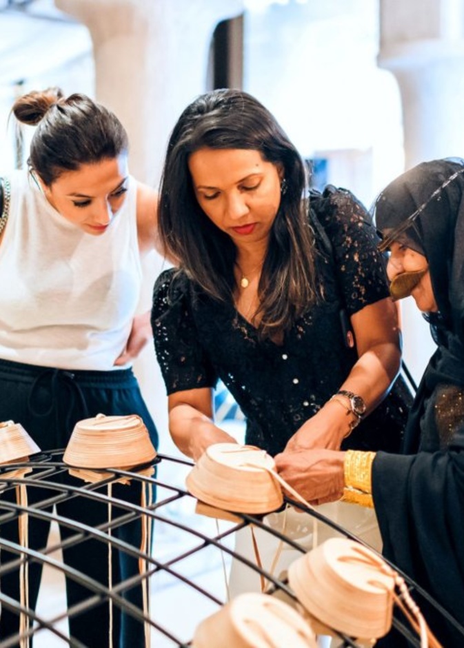 مجلس إرثي للحرف المعاصرة يتيح لزوار الحفل صناعة أساور من الجلد باستخدام التقنيات التقليدية