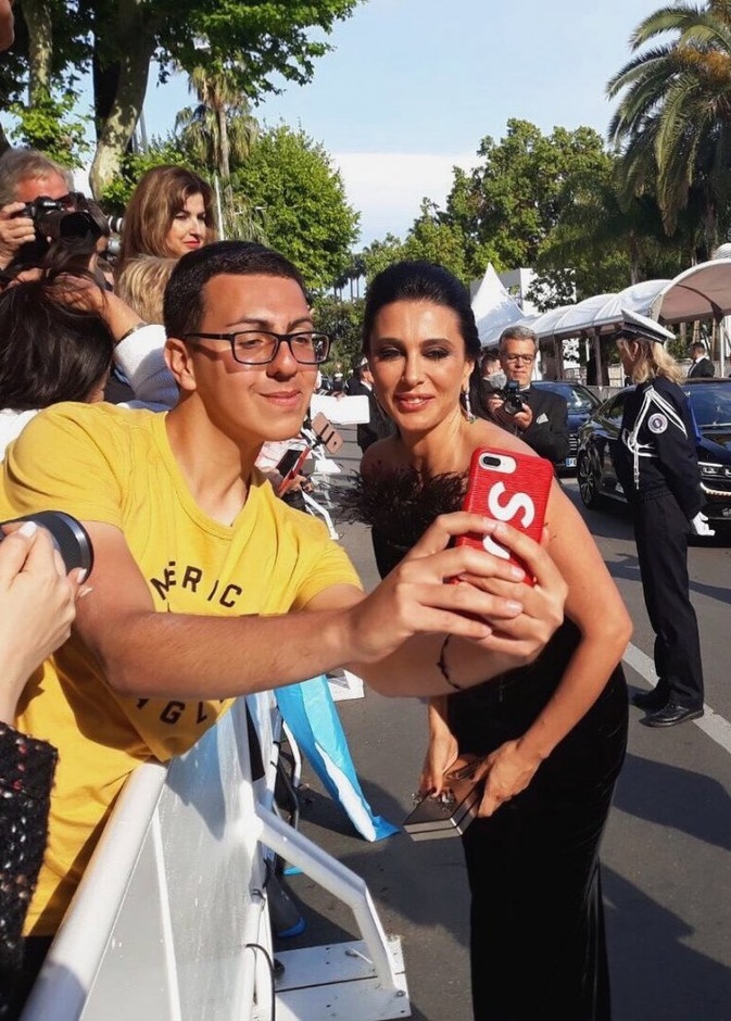نادين لبكي تتوقف لالتقاط سيلفي مع أحد معجبيها في اليوم الثاني من مهرجان كان السينمائي 2019