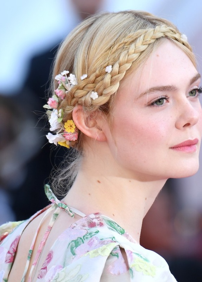 أطلّت ‏‎ Alessandra Ambrosio‏ بجرأتها المعتادة مع رسمات الآيلاينر السوداء وأحمر الشفاه القوي