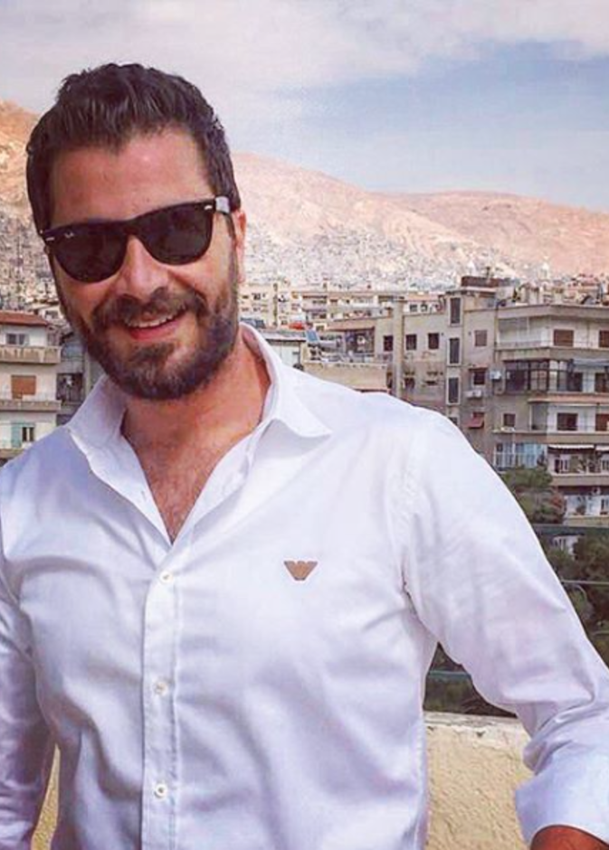 اطلالة راقية وأنيق بألوان كلاسيكية بالبليزر والقميص