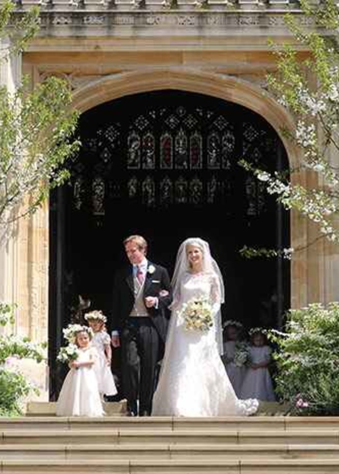  ليدي غابرييلا وندسور وزوجها الجديد توماس كينجستون أمام كنيسة سانت جورج بعد انتهاء مراسم حفل زفافهما