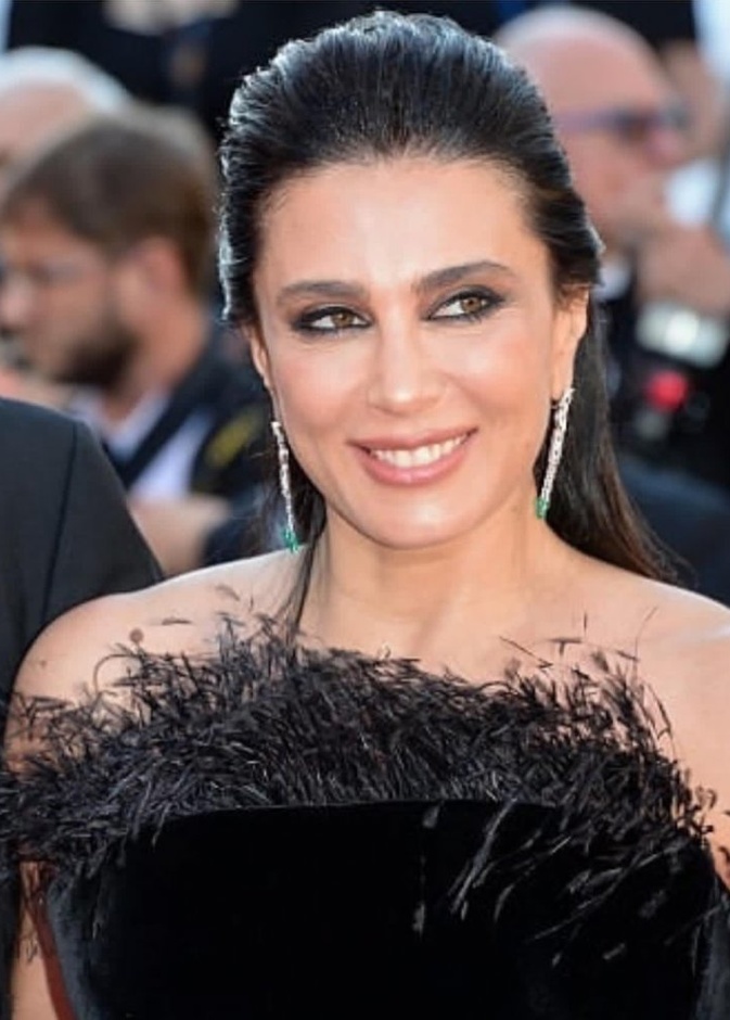 الجميلة جيسيكا قهواتي‏ بمكساج مشرق مع الآيلاينر الأزرق
