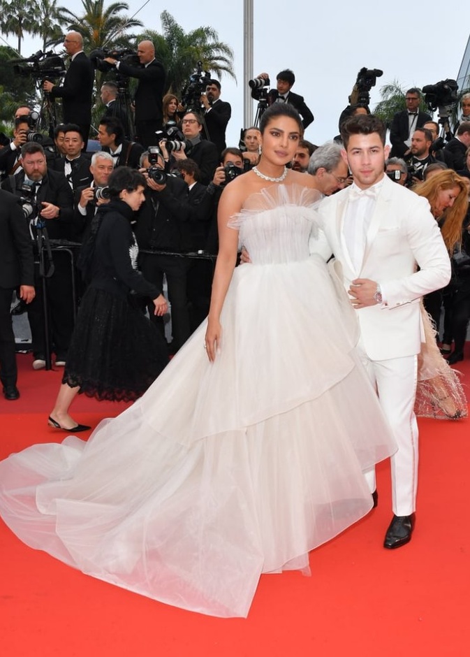  ديبيكا بادوكون بفستان ليموني جذاب على السجادة الحمراء في مهرجان كان