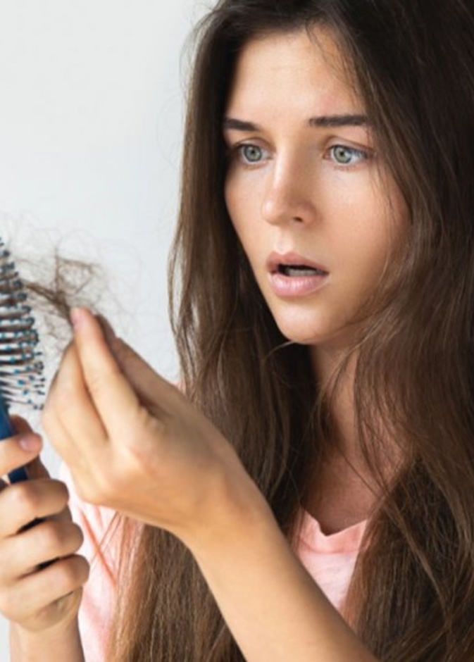 أسباب تساقط الشعر بعد الولادة