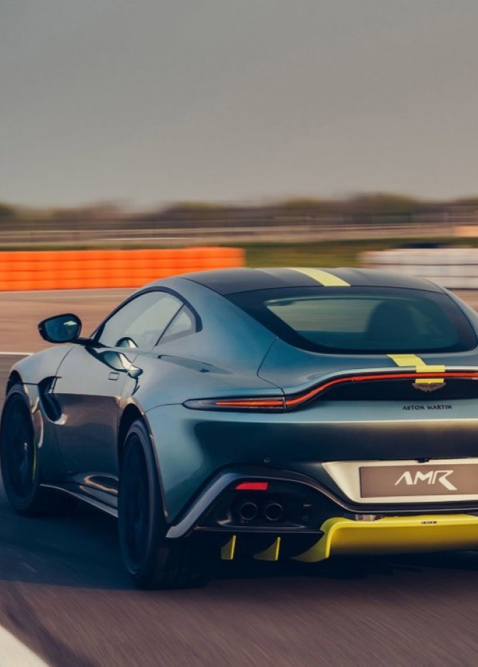 "أستون مارتن" تطلق نسخة "AMR" من أيقونتها "Vantage"