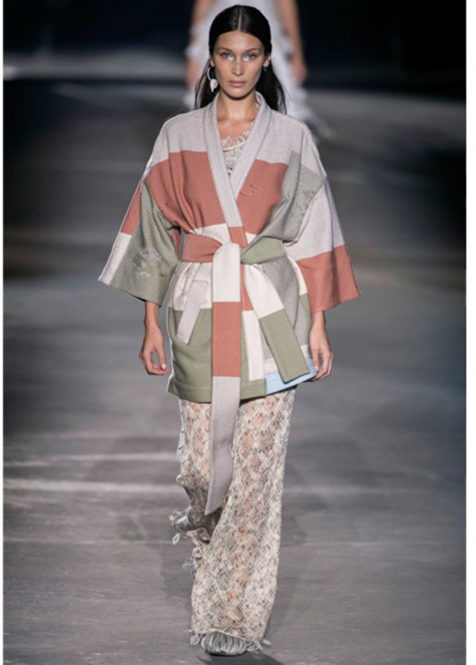 كيمونو أسود من Chalayan