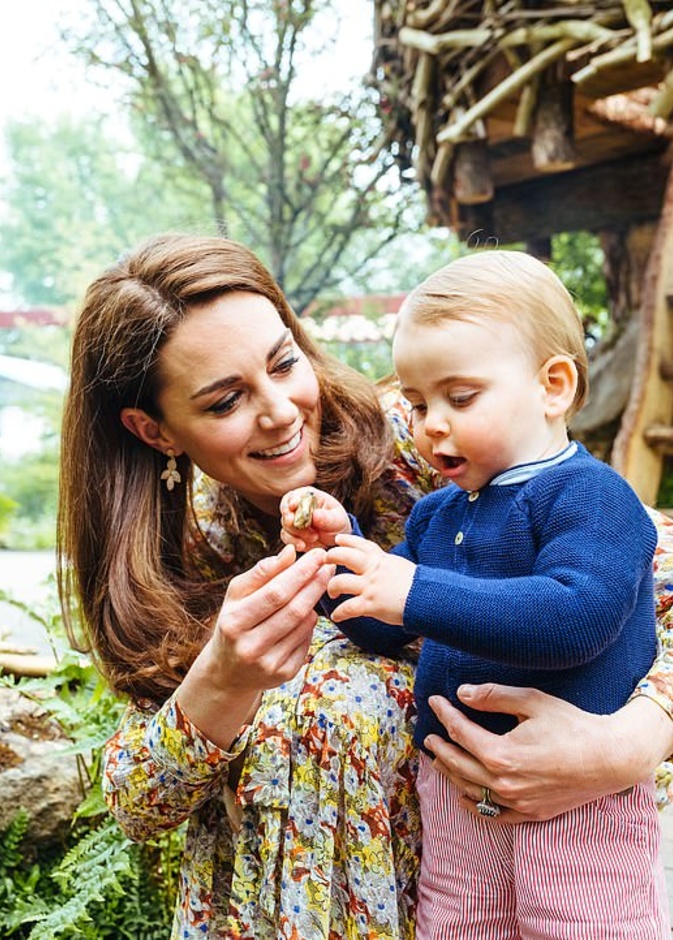 الأمير لويس يستمتع في اسكتشاف الطبيعة مع والدته كيت ميدلتون في معرض تشيلسي للزهور في لندن