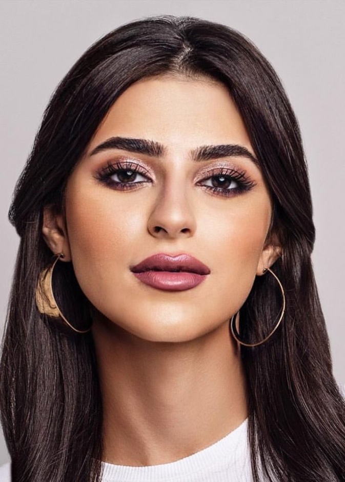 احمر الشفاه المشمشي المات على الشفاه مع المكياج البرونزي على خطى الجميلة ديما الشيخلي