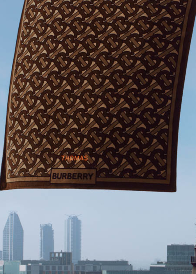 منشفة Thomas Burberry Monogram.. رموز جديدة 