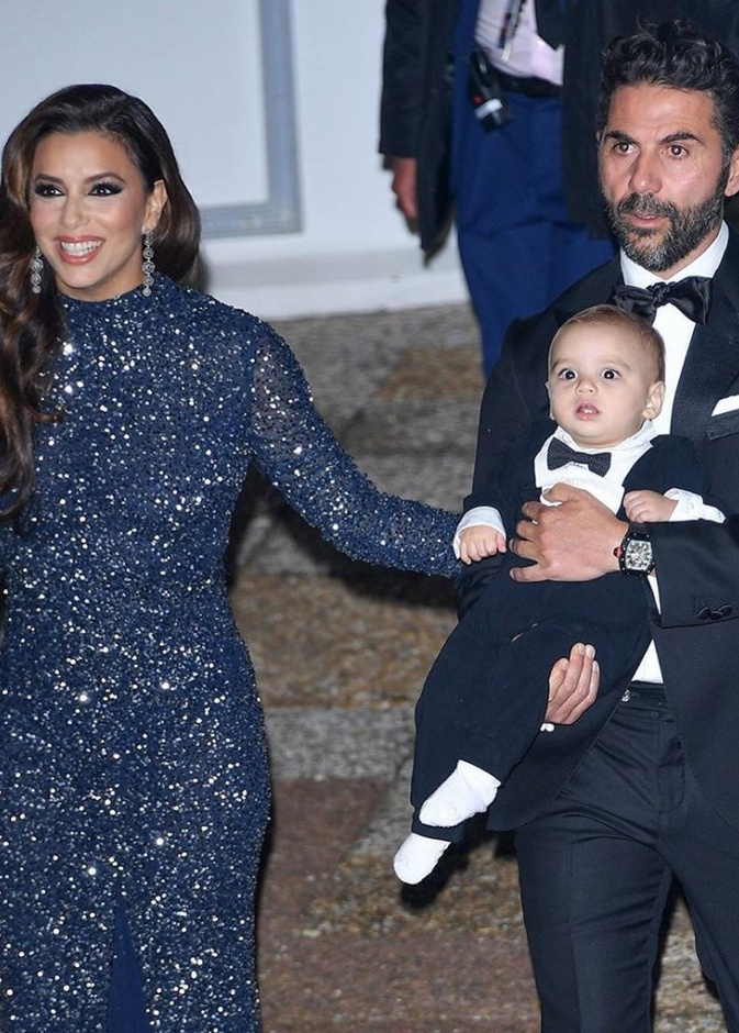 يبدو على إيفا لونغوريا أنها سعيدة باصطحاب طفلها سانتياجو إلى مهرجان كان السينمائي