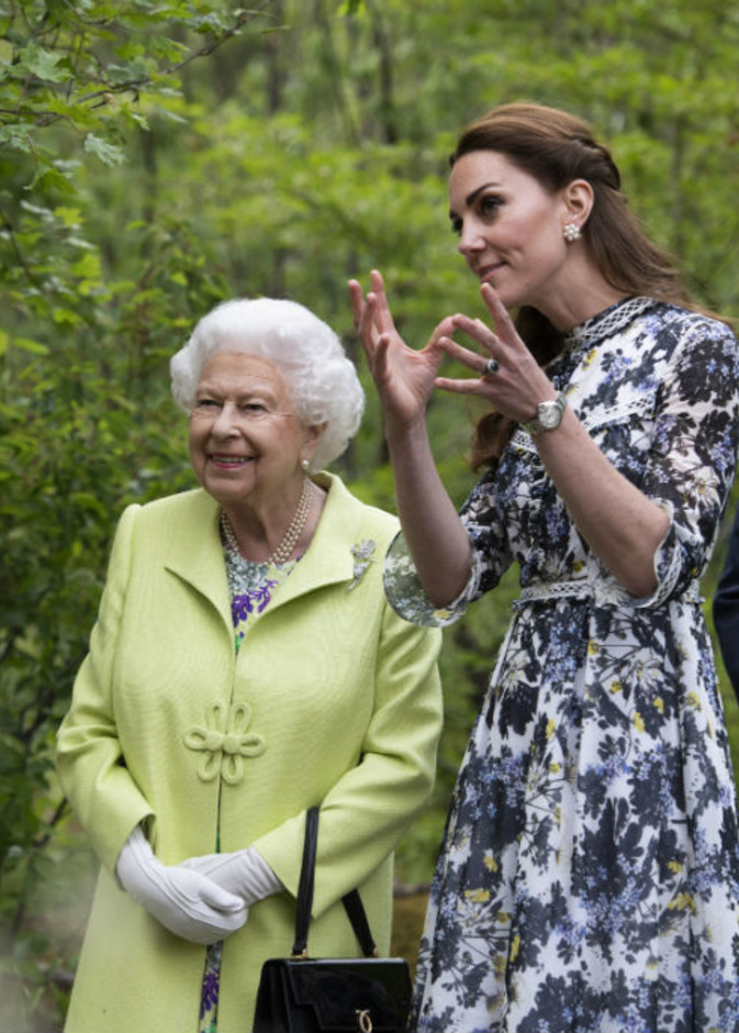 كيت تشرح للملكة اسرار الحديقة