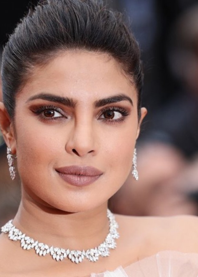 أرايا هارغيت ترتدي مجوهرات الماس من شوبارد