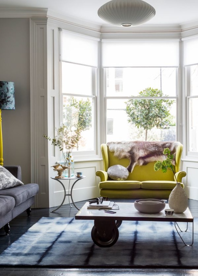 اكسسوارات باللون الأصفر لديكور غرفة معيشة مودرن