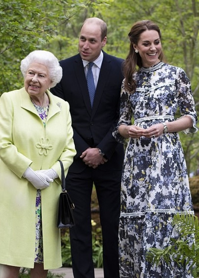  إطلالة ملكة بريطانيا المكررة