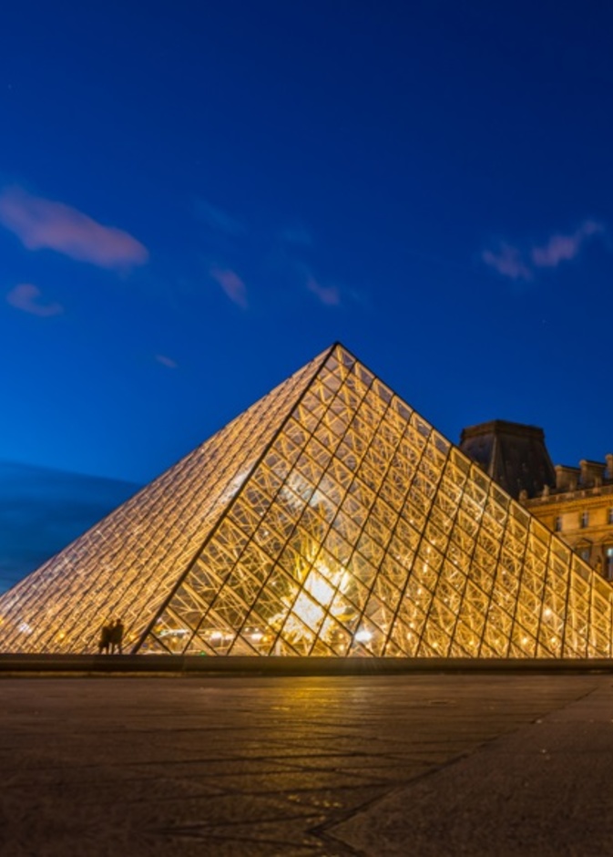 الهرم الزجاجي في متحف اللوفر باريس من تصميم المعماري الشهير آي أم بيه I.M.Pei