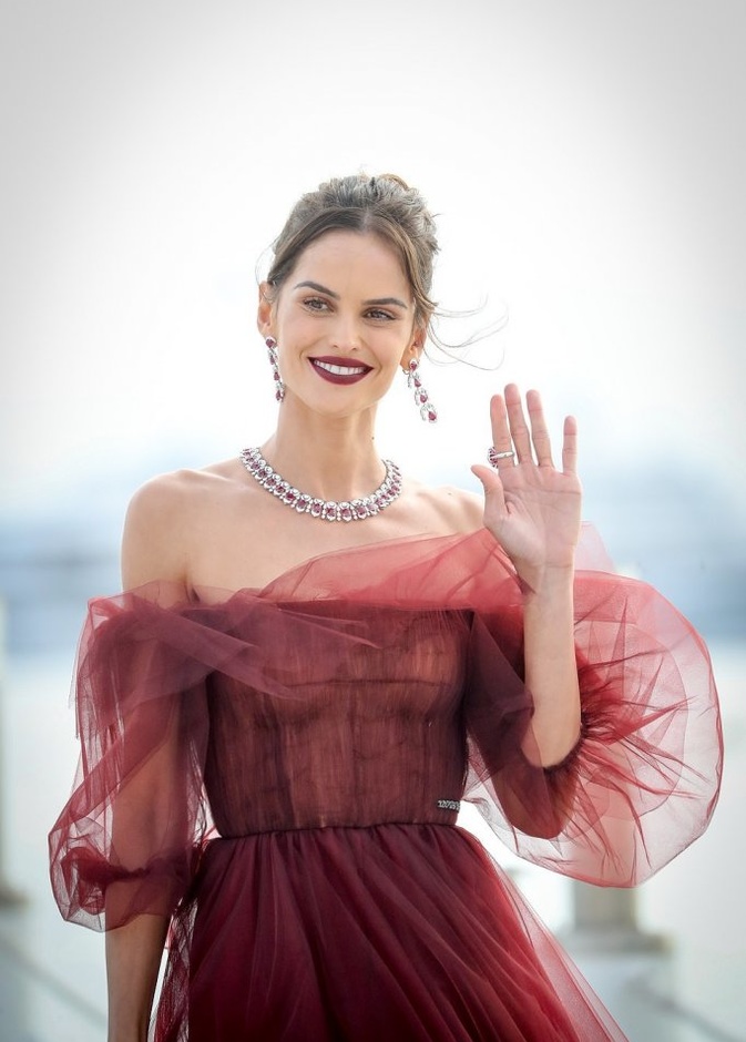 إيزابيل غولارت بإطلالة رائعة وهي تحيي الجماهير في مهرجان كان السينمائي 2019