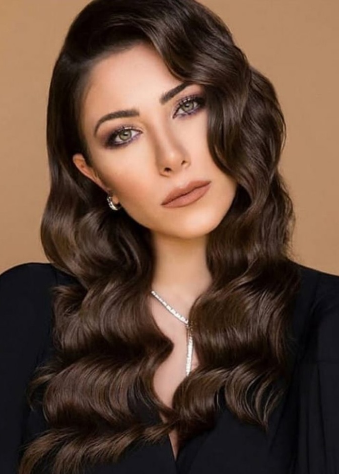 إطلالة ستيفاني صليبا مع تسريحات شعر طويل ومجعد لرمضان 2019