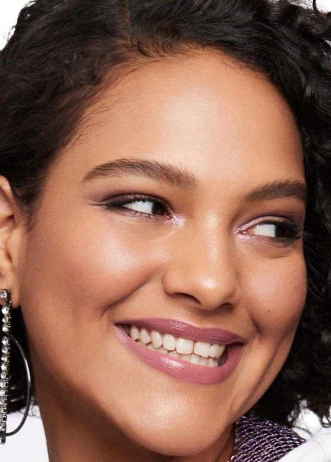 لإطلالة ماكياج متألقة في العيد.. اليكِ نصائح خبراء Benefit Cosmetics