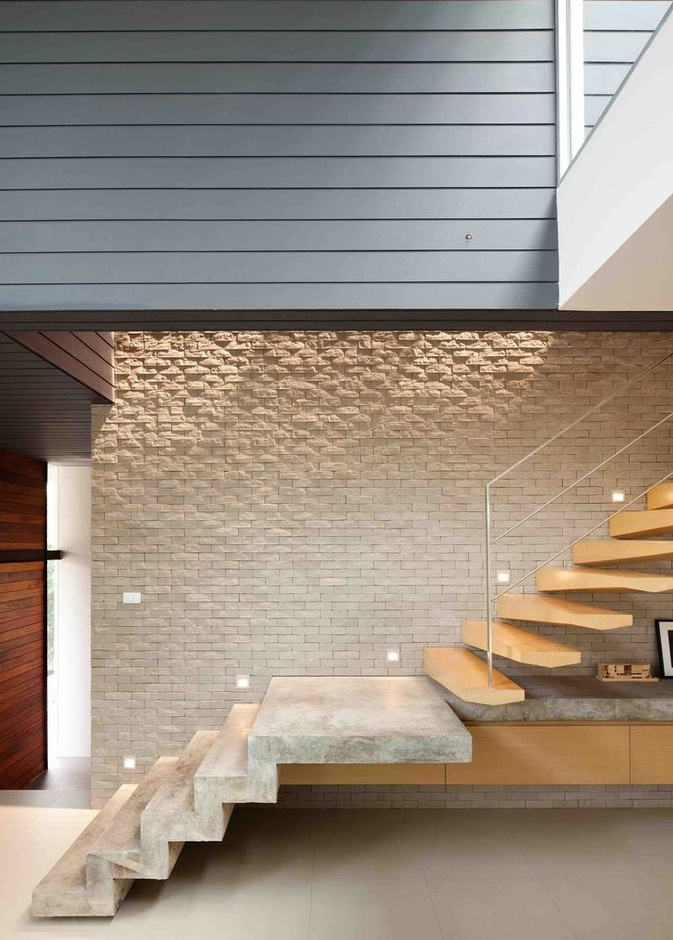 تصميم رائع وجريء للدرج الخشبي