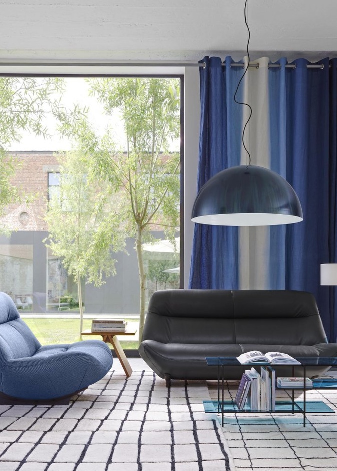 الكحلي مع الأسود والأبيض في تصميم سجادة منزل عصري