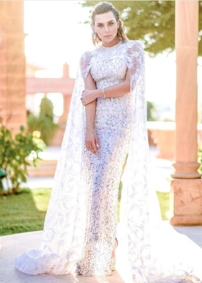 اختارت ستيفاني صليبا فستان سهرة بنقشة جلد النمر