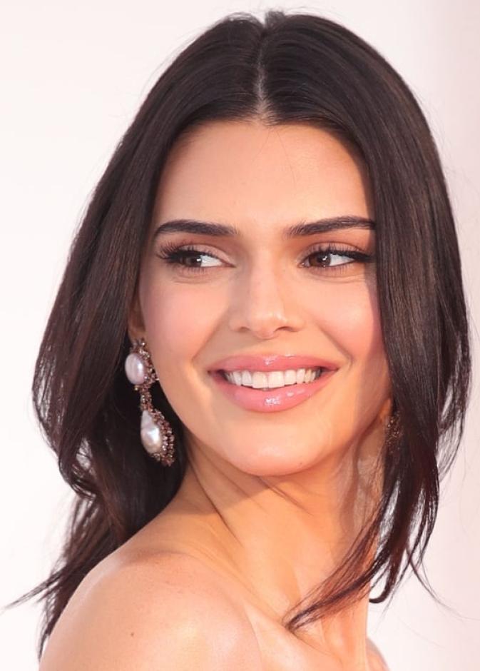 مكياج طبيعي وتسريحات شعر منسدلة بأسلوب Kendall Jenner