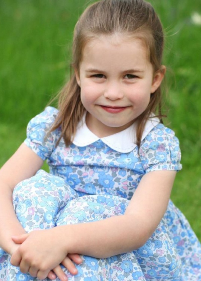 الأمير وليام يدلل الأميرة تشارلوت بالفرنسية