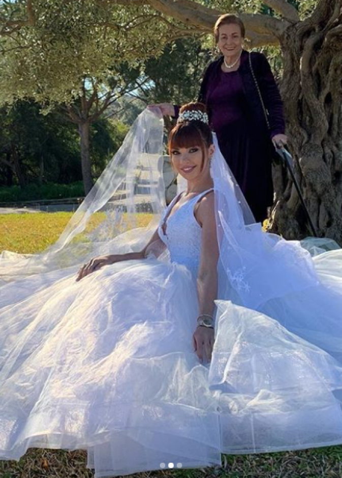 اعتمدت الشعر المنسدل مع اكسسوار كريستالي في اطلالتها