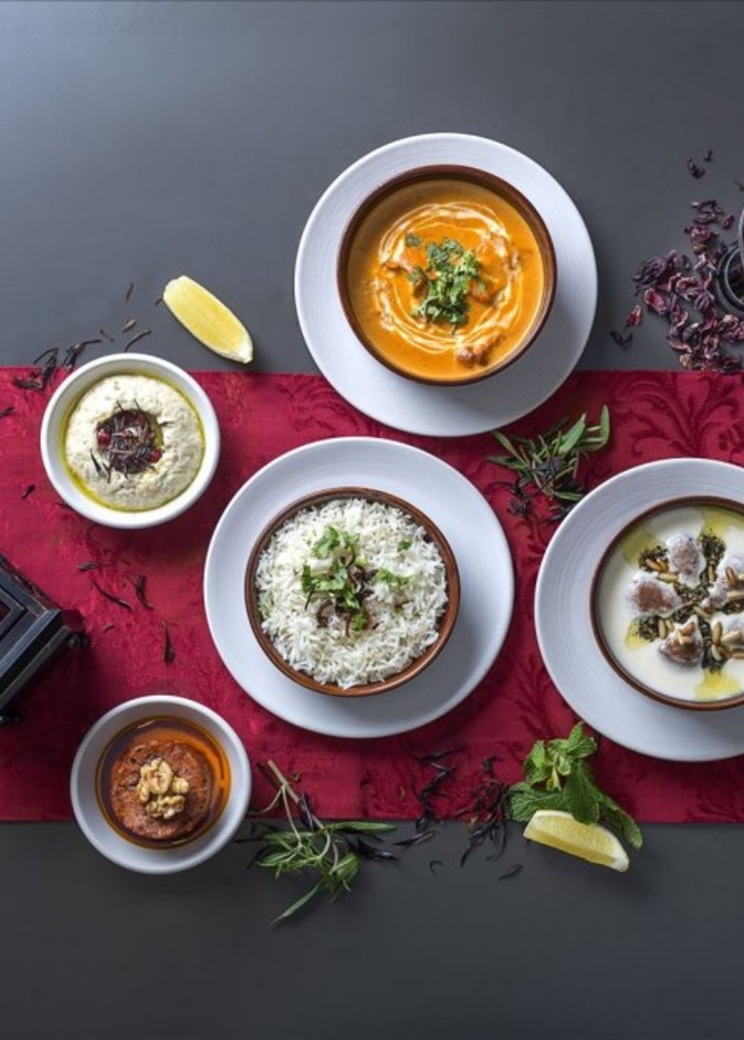 اكسسوارات بلمسة شرقية توزع على مائدة الإفطار الرمضانية لديكور بسيط ومميز