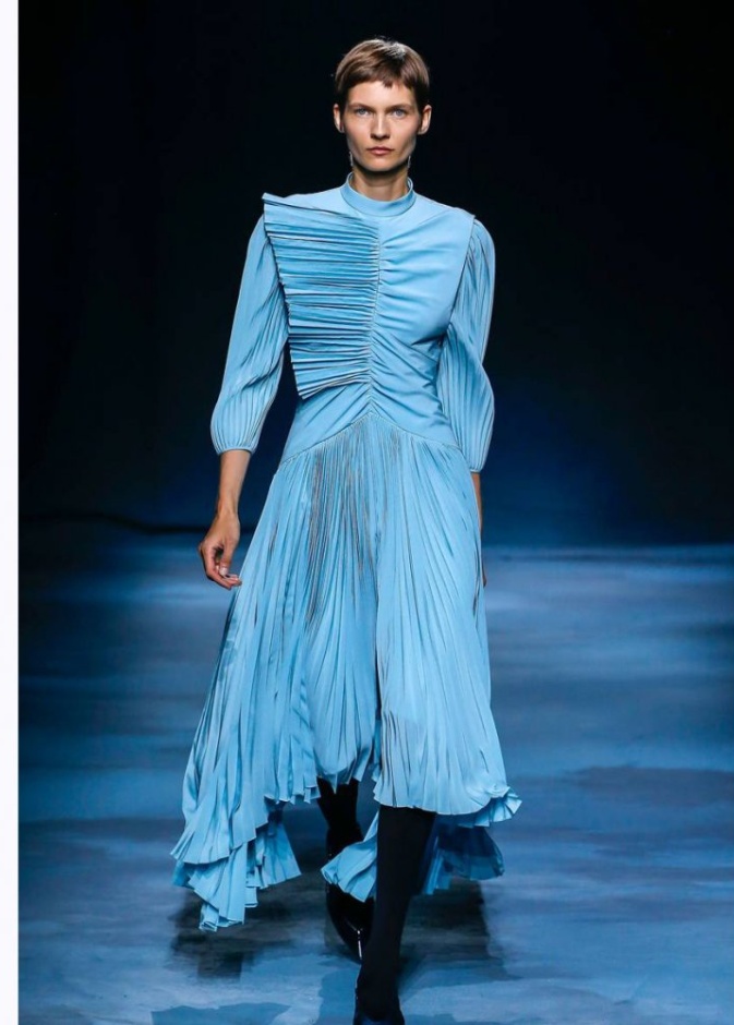 فستان محتشم من Givency 