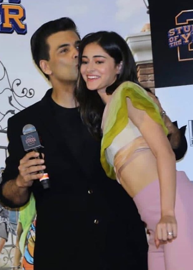 سونالي بندر تشيد بإنجازات كاران جوهر