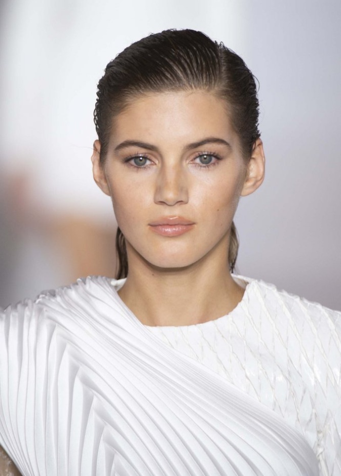عارضات Balmain ببشرة نضرة