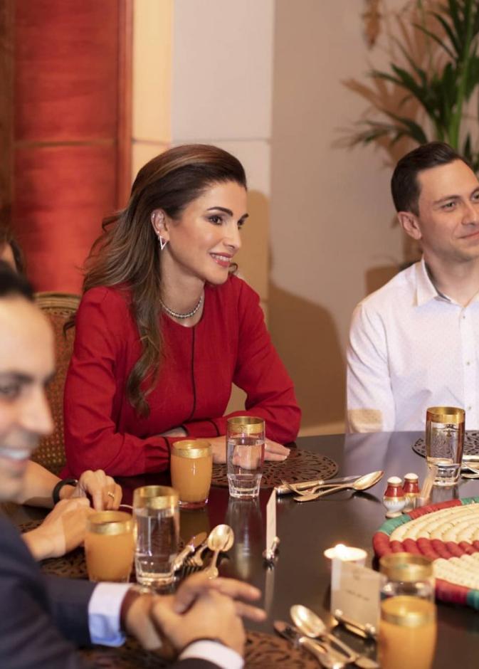 الملكة رانيا تشارك مجموعة من الشباب والشابات إفطارهم وسط أجواء رمضانية مميزة
