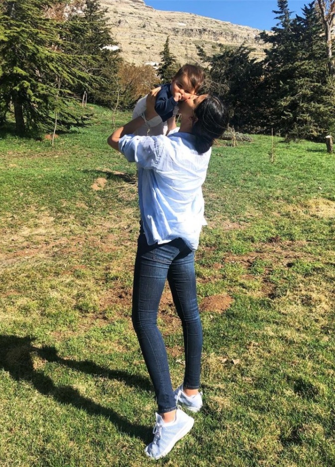 صورة عفوية لريم السعيدي أثناء تمضيتها أوقات ممتعة مع ابنتها بيلا في الطبيعية 