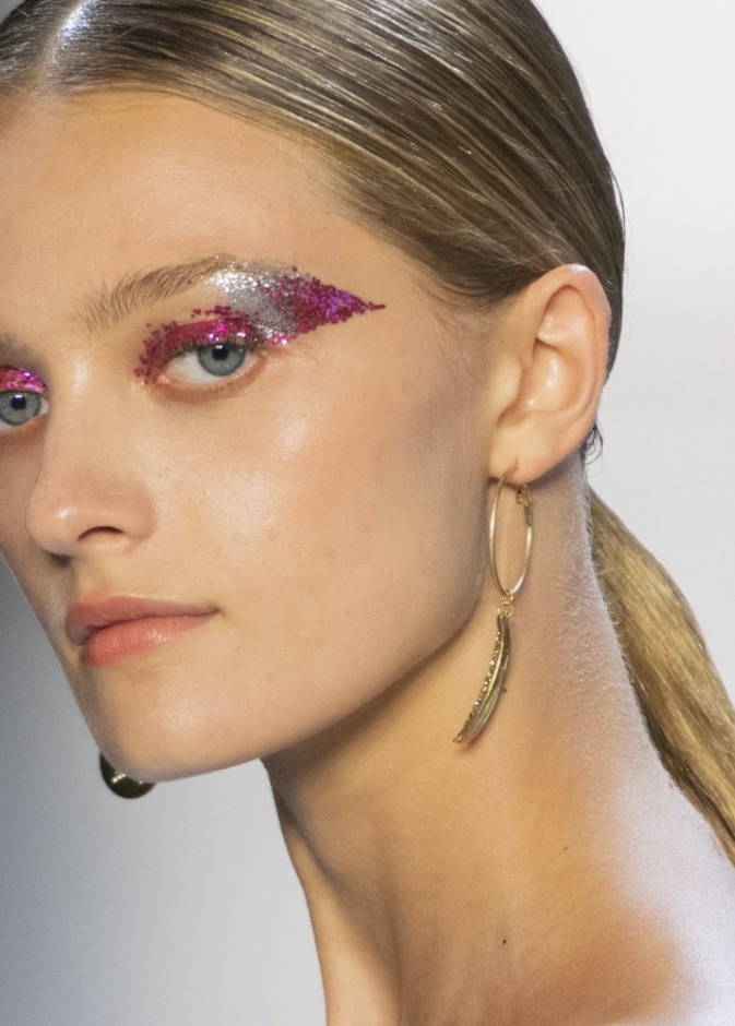 اعتمدي البرق أو الجليتر لعيونك