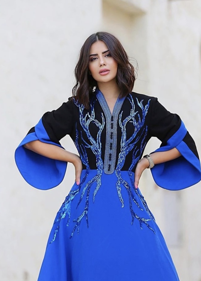 اطلالة ملفتة بتصميم أكمام جريء ومبتكر من Code 8