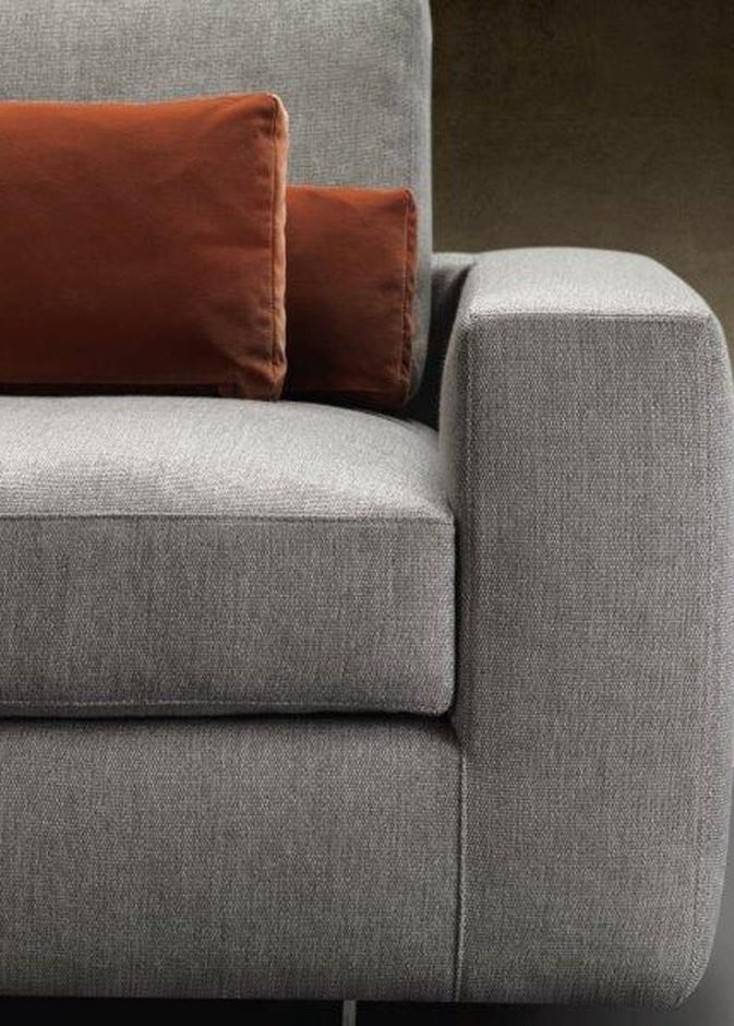 تفاصيل مميزة في صالة عرض Royal Owl Furniture