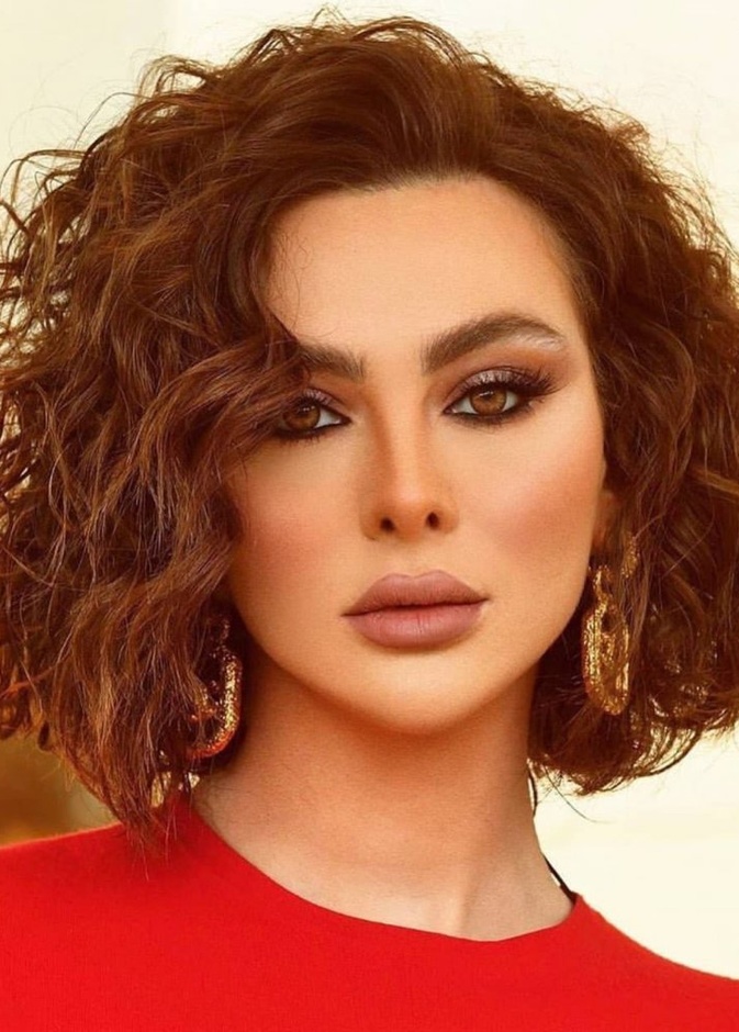 ستيفاني صليبا بمكياج برونزي براق وبارز