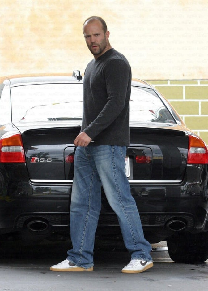 بالصور مجموعة السيارات الباهظة التي يمتلكها لويس هاملتون