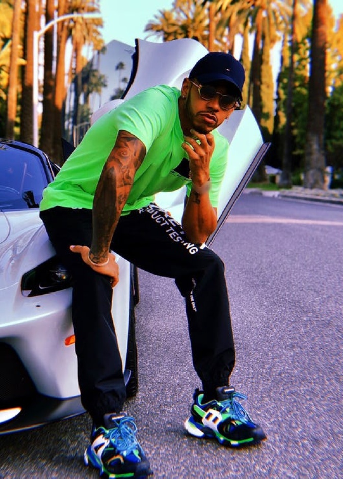 لويس هاملتون الذي يتسابق حاليا في سباقات فورميلا 1 لصالح فريق مرسيديس أي ام جي