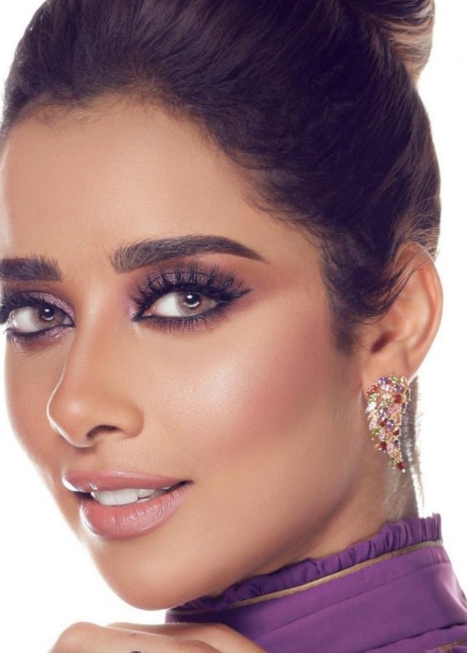 رسمات مكياج ملون بالتدرجات الحمراء البراقة لعيد الفطر 2019