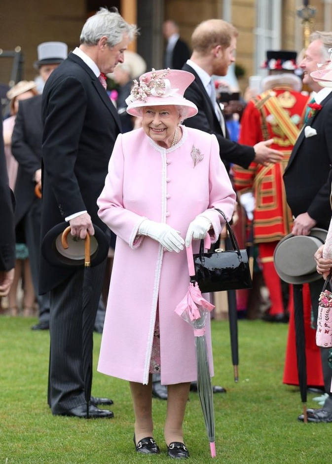 إطلالة أنيقة للملكة إليزابيث في الاحتفال السنوي للحديقة الملكية في قصر باكنغهام