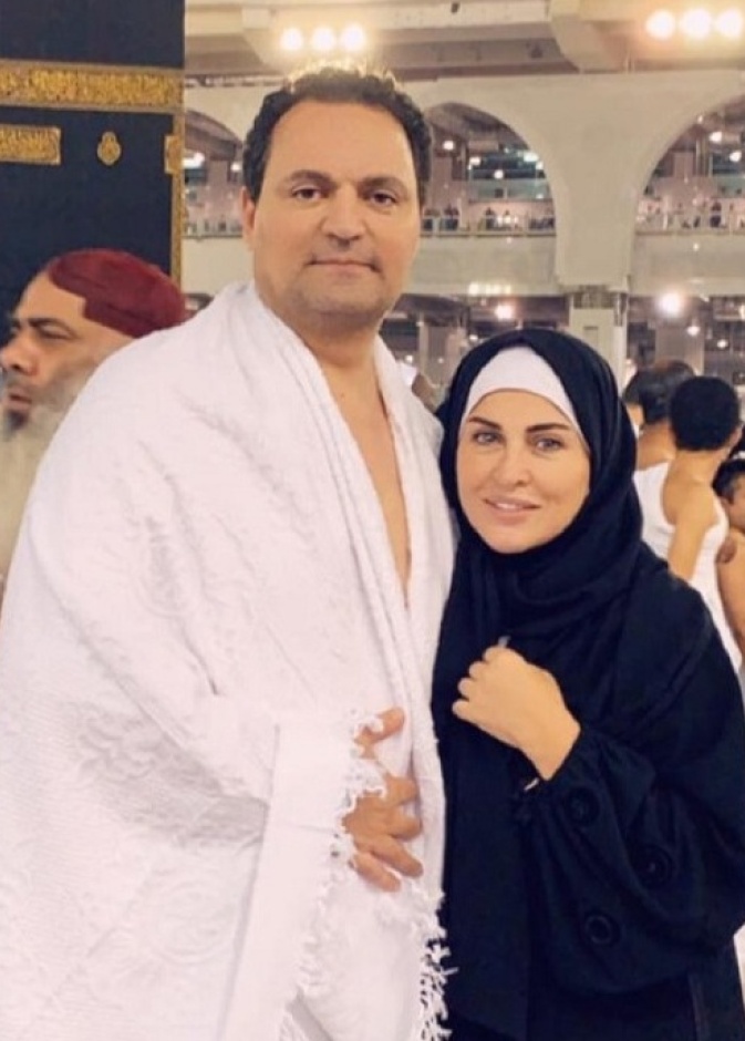 روجينا تؤدي مناسك العمرة مع زوجها وبناتها