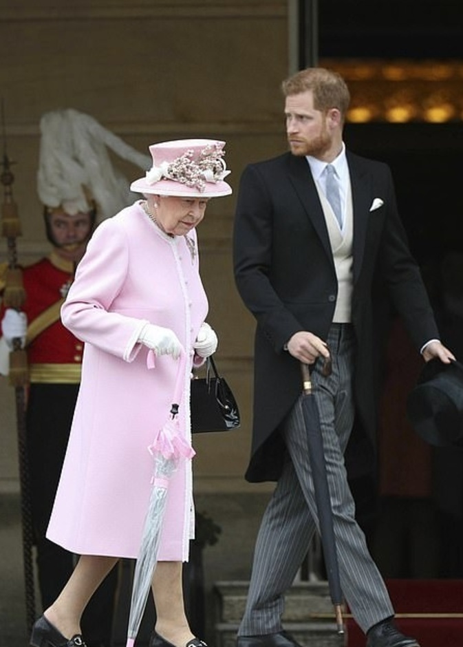 الأمير هاري رافق جدته الملكة في حفل الحديقى