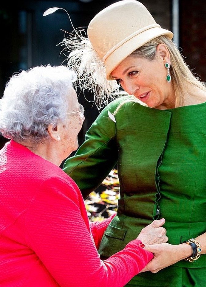 الملكة ماكسيما تبادلت الحديث مع المسنين في الدار