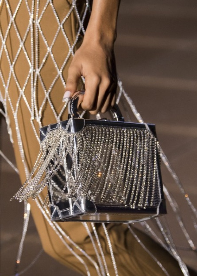 تألقي بأسلوب دار Chanel مع موديلات حقائب يد نسائية فضية