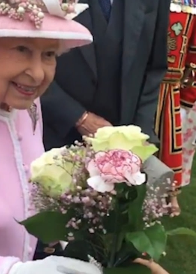 ضيفة قدمت زهورا لملكة بريطانيا