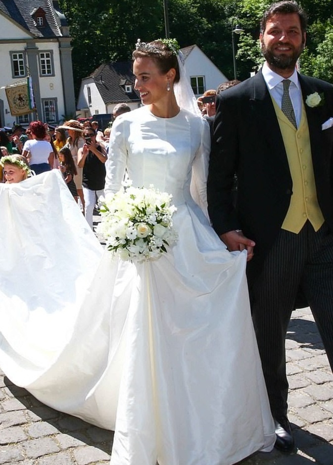 العروس ألانا كاميل بونتي والتي ظهرت في حفل زفافها بفستان زفاف حريري أنيق وطويل الأكمام