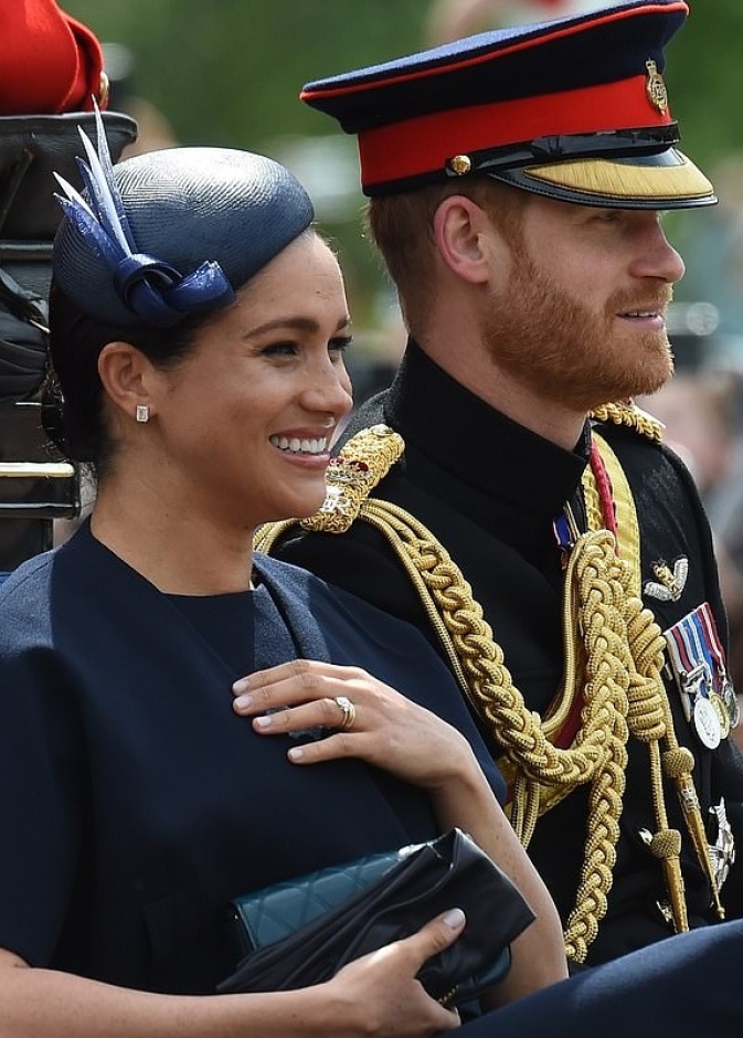 العائلة المالكة في الشرفة بدون ميغان ماركل