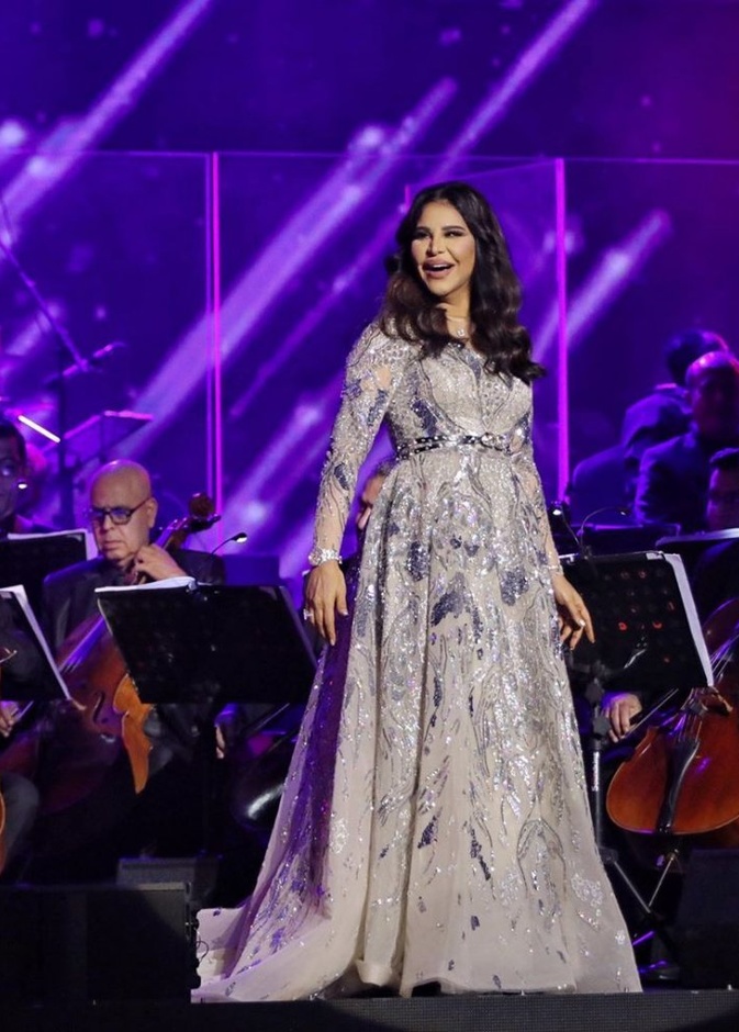 لقطة تُظهر فرحة أحلام وأناقتها الملفتة في حفلها يوم أمس بمدينة جدة